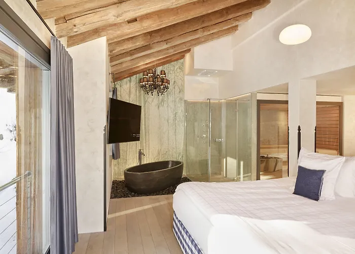 Firefly Luxury Hotel 4*