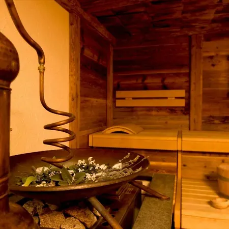 萤火虫豪华套房酒店 4*